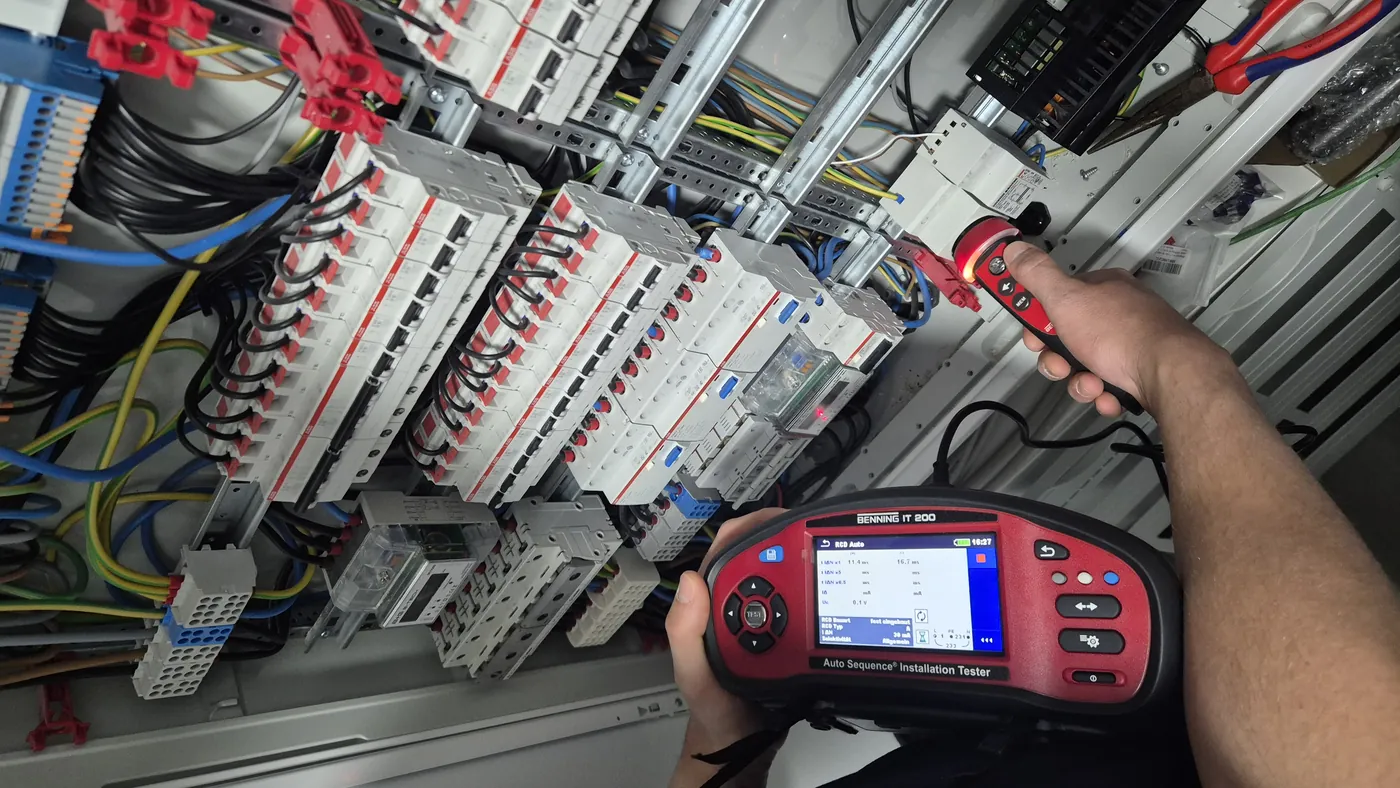 Messung an einem Sicherungsverteiler mit Benning IT 200 Installationstester